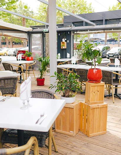 Découvrez la terrasse extérieure du restaurant l'Atlier Lou Gardo