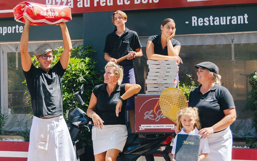 La famille Lou gardo devant le restaurant à La Garde