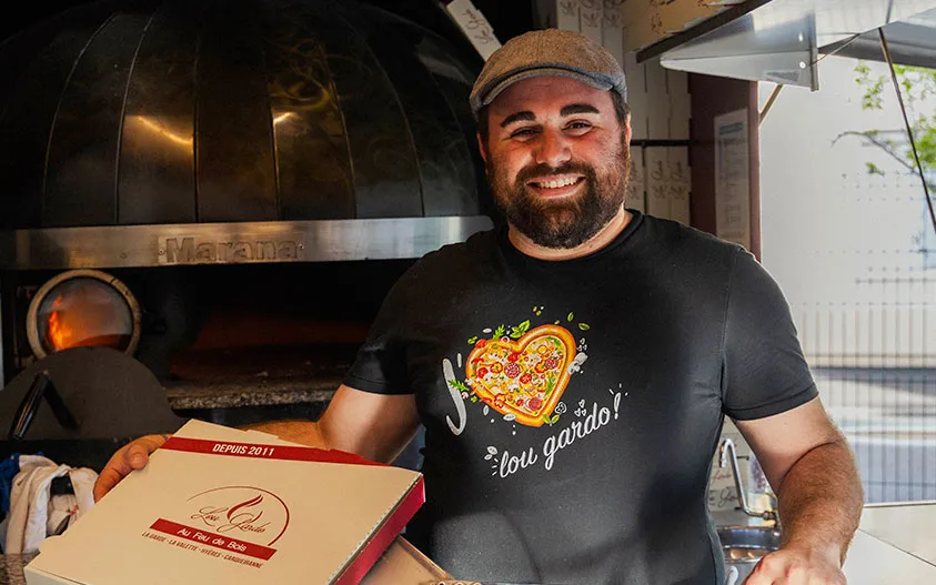 Le pizzaïolo du camion à pizza Lou Gardo à Hyères