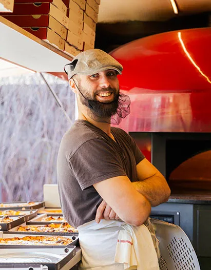 Thomas prépare vos pizzas savoureuses à La Valette